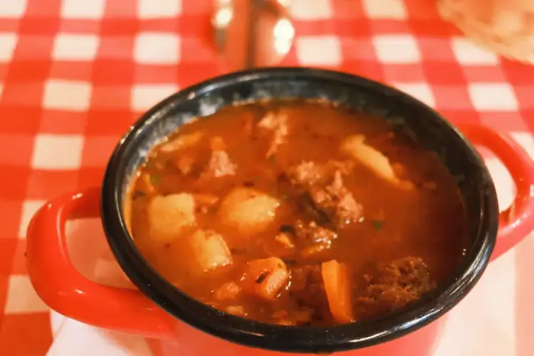 Goulash Budapest - Kuliner Dunia